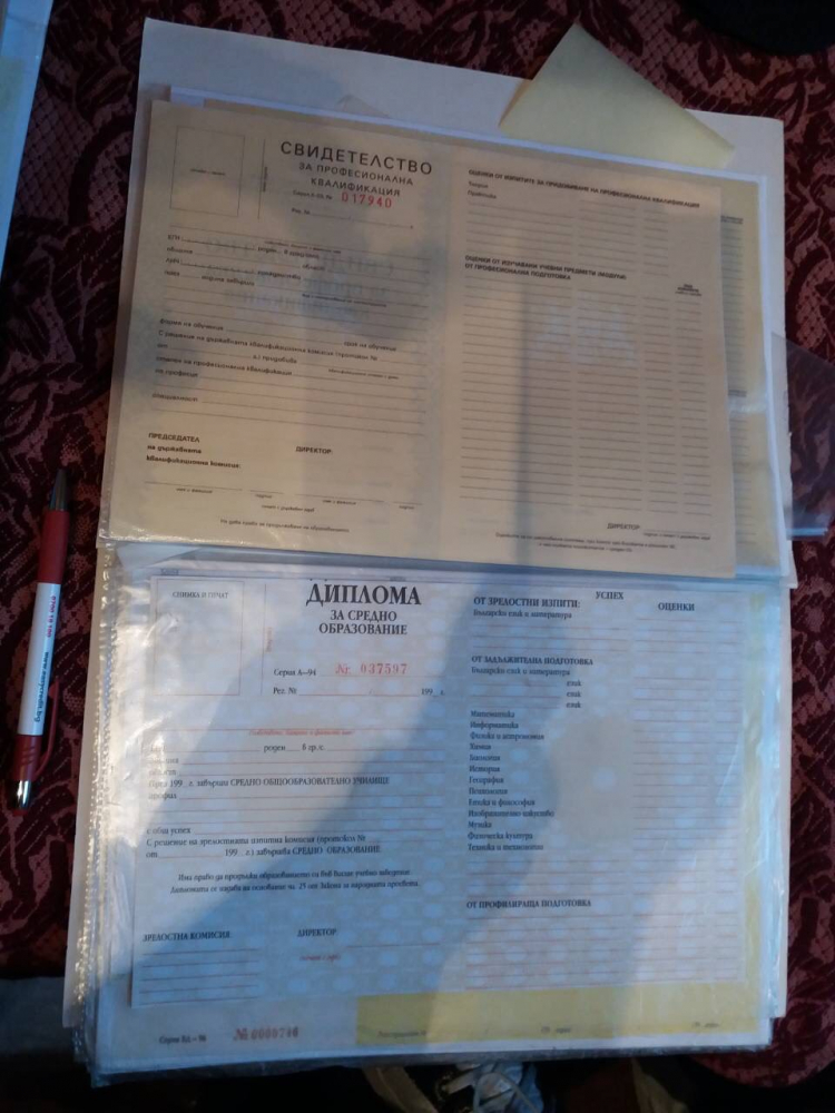 Удар на полицията срещу мафията в Костенец, разбиха незаконна печатница, а вътре намериха освен документи и... (СНИМКИ)