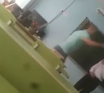 Почерпен даскал наби ученик в час по история (ВИДЕО)