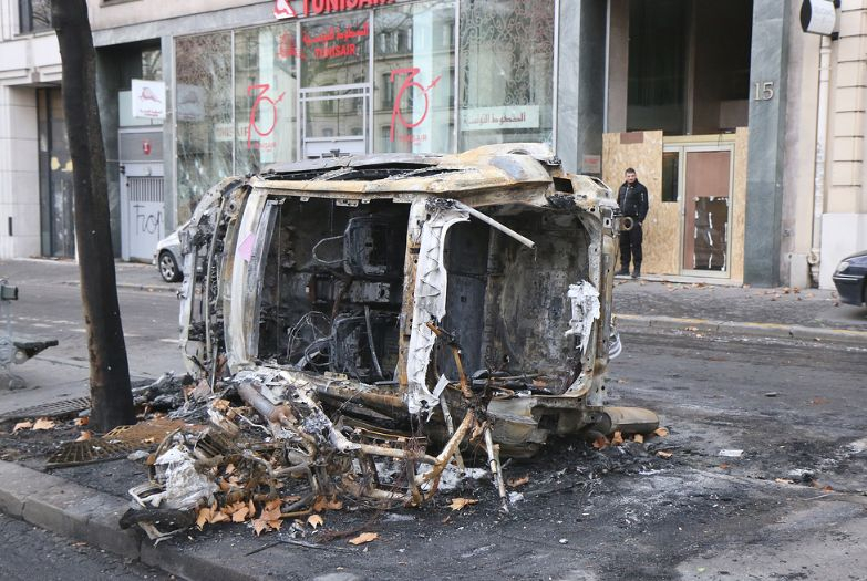  Влюбена двойка направи немислимото по време на най-опустошителния протест на „жълтите жилетки” в Париж и... (СНИМКИ)