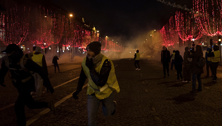  Влюбена двойка направи немислимото по време на най-опустошителния протест на „жълтите жилетки” в Париж и... (СНИМКИ)