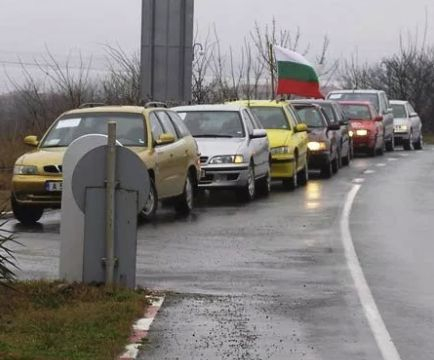 Започна се: Шепа протестиращи блокираха  Е-79