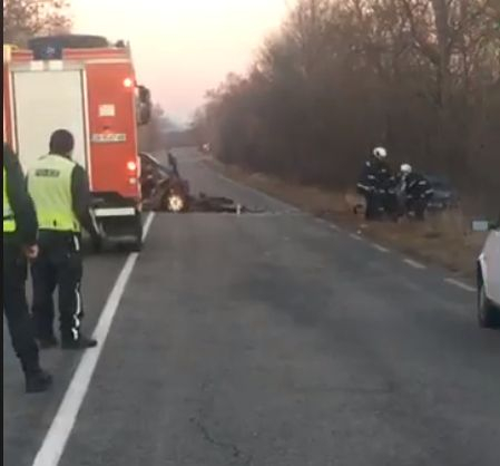 Първи КАДРИ от кървавата касапница на Подбалканския път! Едната кола е смачкана до неузнаваемост 