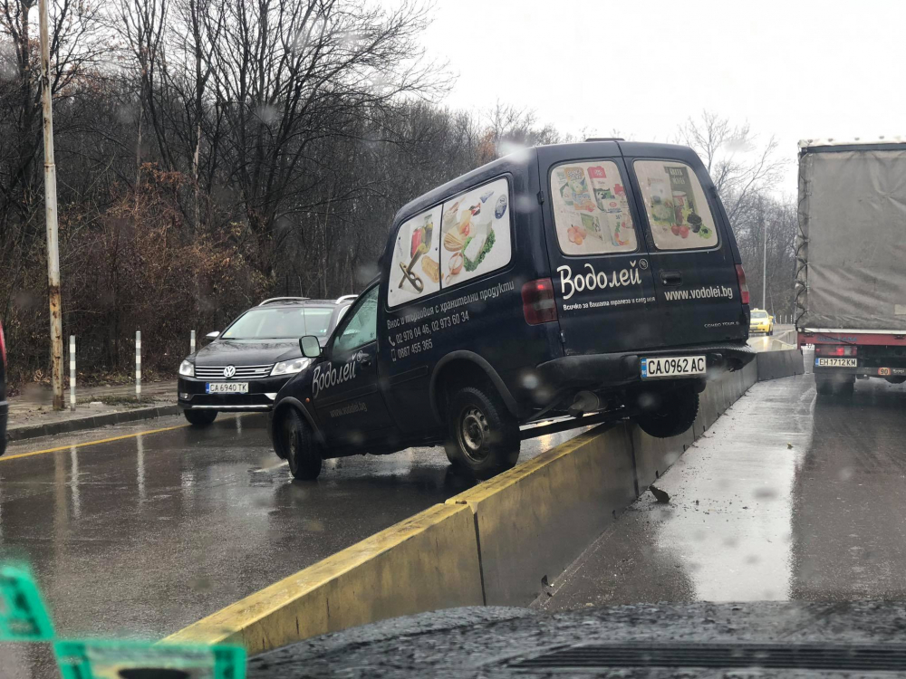 Първо в БЛИЦ! Баничарка направи уникална катастрофа в София (СНИМКИ)