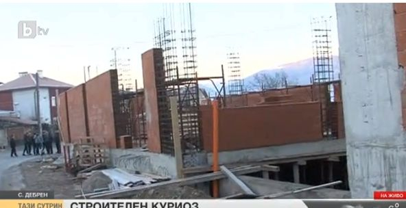 Идиотията продължава, а архитектурното чудо, което сащиса цяла България, се "размножи" (СНИМКИ)
