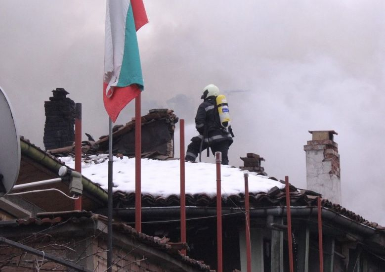 Страшен пожар бушува във Велико Търново, чу се взрив (СНИМКИ) 