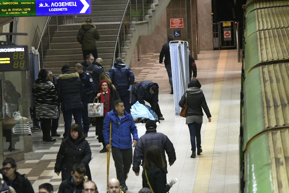 Смразяващи кръвта СНИМКИ (18+) от смъртоносната драма на метростанция "Сердика"
