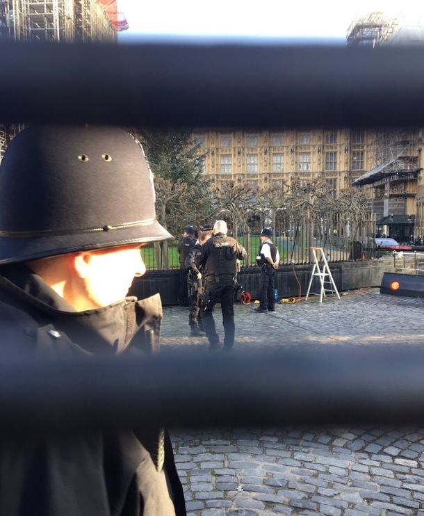 Британският парламент е под блокада! Мъж лежи проснат на земята (СНИМКИ/ВИДЕО)