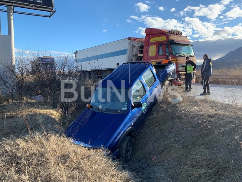 Бургаски ТИР сътвори зрелищна катастрофа на Е-79 край Враца (СНИМКИ)