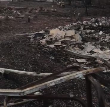 Американка се върна в изпепелената си къща в Калифорния, а сред отломките я чакаше... (ТРОГАТЕЛНО ВИДЕО) 
