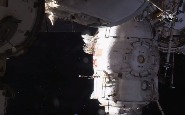 NASA излъчва НА ЖИВО: Космонавти търсят дупка в обшивката на МКС!