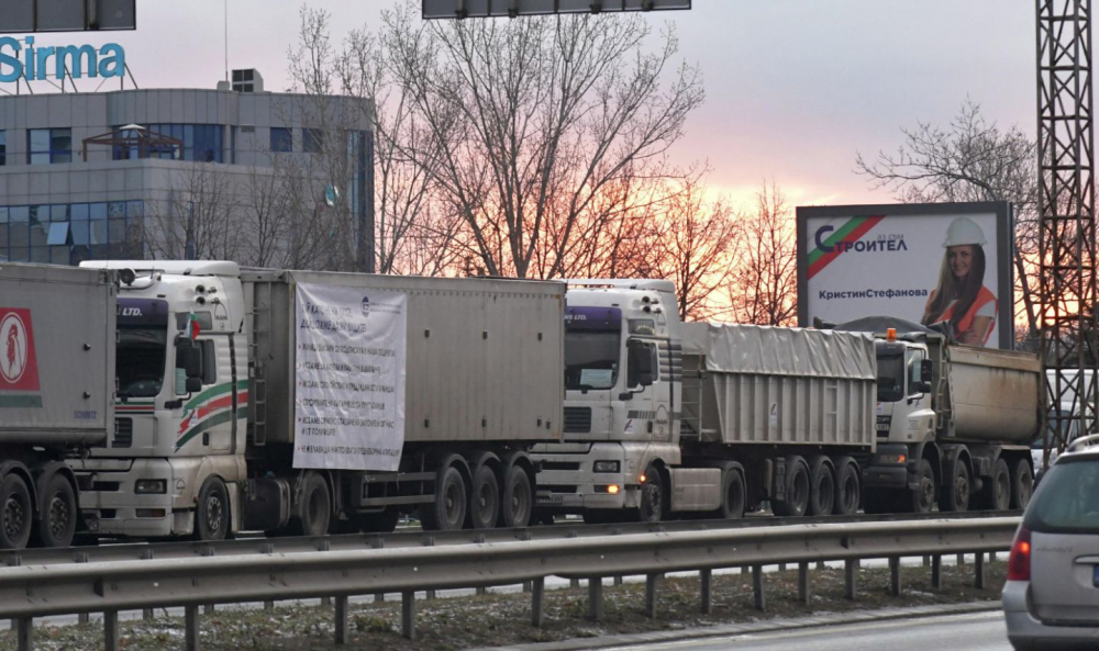 Строителна техника излезе на "Цариградско шосе" за мирен протест срещу атаките към бранша (СНИМКИ/ВИДЕО)