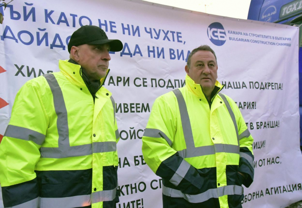 Строителна техника излезе на "Цариградско шосе" за мирен протест срещу атаките към бранша (СНИМКИ/ВИДЕО)
