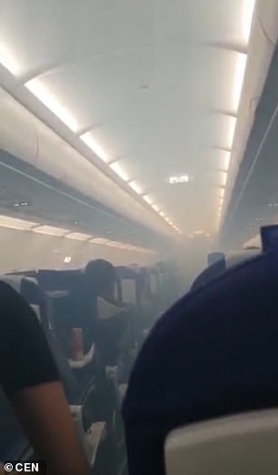 Салонът на пътнически самолет се изпълни с дим, ужасените пасажери скачат от лайнера (СНИМКИ/ВИДЕО) 