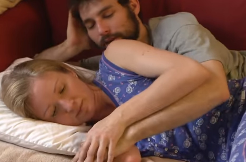 Жена плаща по 80 долара на час на мъже, за да я гушкат (ВИДЕО)