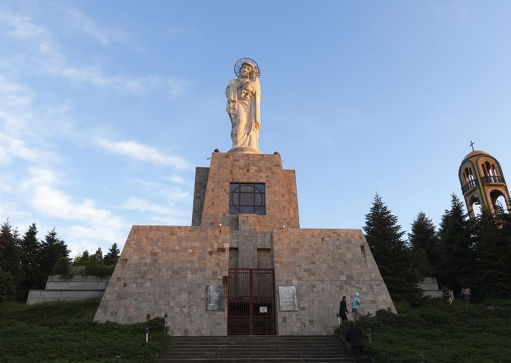 В България е най-високата статуя на Дева Мария с Младенеца в света (СНИМКИ)