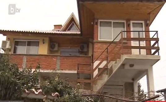 Съседи на изчезналия шеф на казанлъшкия КАТ със странни разкрития: До колата му имаше високо момче, но той... (СНИМКИ)