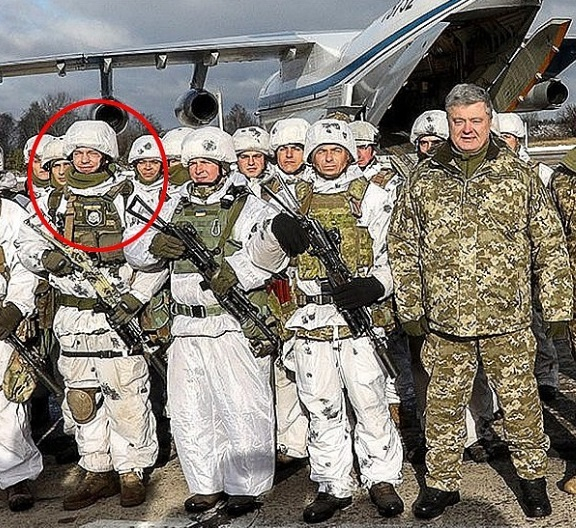 Украинският десантчик с нацистка емблема на СС се извини за снимката с Порошенко 