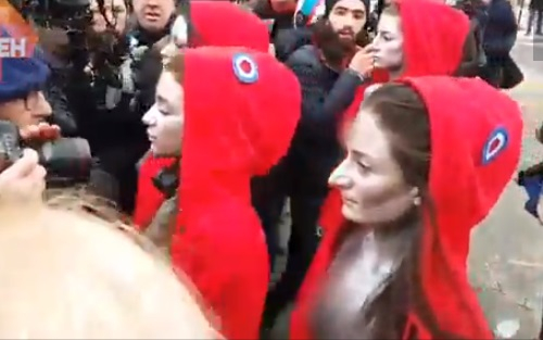 Напрежението в Париж ескалира! Активистки остават по гърди, протестиращи се млатят с полицаите (ВИДЕО 18+)