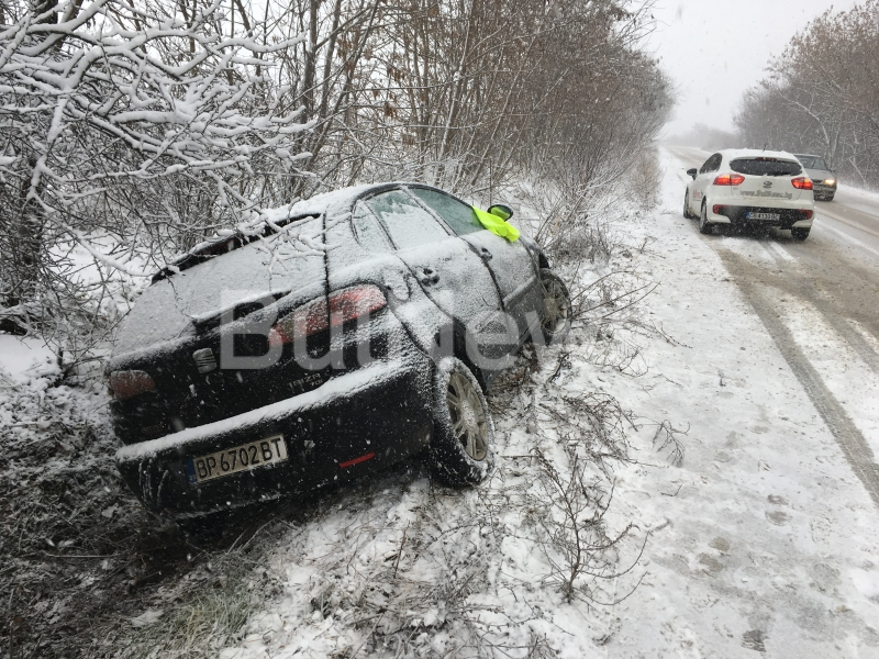 Във Врачанско е ад! Втора кола стана жертва на лошото време (СНИМКИ)