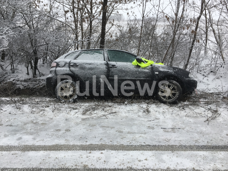Във Врачанско е ад! Втора кола стана жертва на лошото време (СНИМКИ)