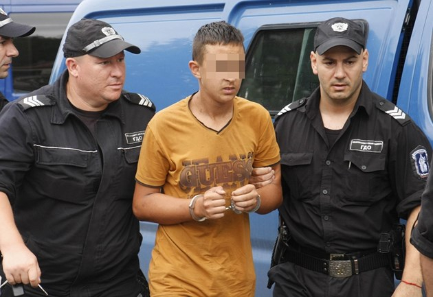 Ще му се размине ли на тийнейджъра Иван, който закла брутално в асансьор 11-годишната Никол?