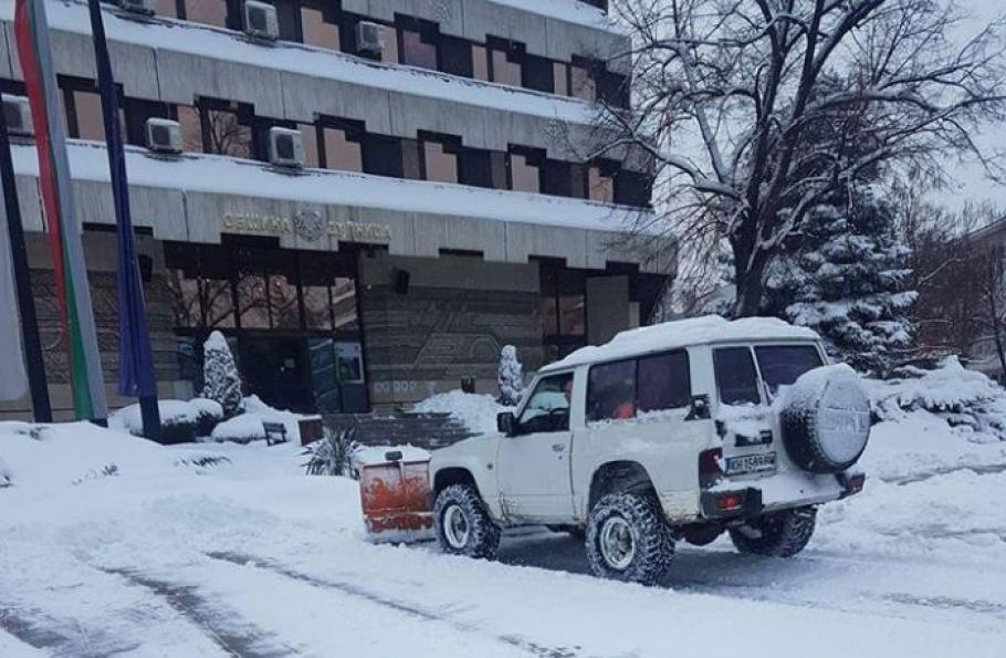 Не е за вярване какво направи кмет на дупнишко село, за да спаси хората от натрупалия сняг (СНИМКИ)