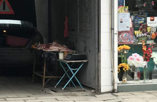 Пишман месари продават свинско на тротоари в Пловдив