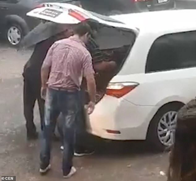 Траурна процесия тръгна към болницата заради странни звуци от ковчега на мъртвеца (СНИМКИ)