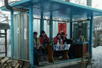 Култова СНИМКА взриви мрежата: Зевзеци си опънаха софра на автобусна спирка в Монтанско