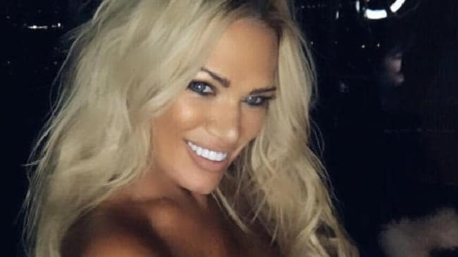 "Най-горещата баба" в света зарадва феновете си с коледни СНИМКИ 18+ 