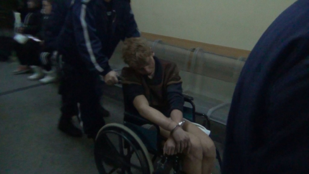 Младежът, който потроши рейс и нападна полицаи, спретна нов екшън