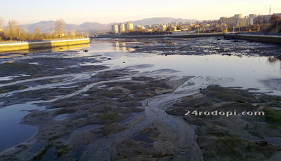 Зловещо: Дирят труп на новородено във „Водното огледало“!