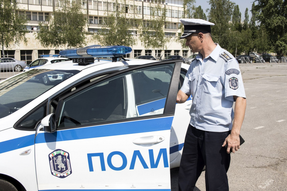 Полицейски коли, оборудвани със специална техника, разкриват крадени коли (СНИМКИ)