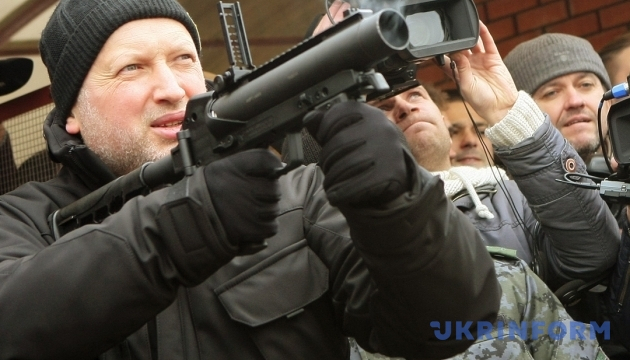 Порошенко вече обяви началото на война, а днес Турчинов се зарече пред ВВС да...