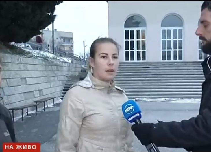 Скандал в Бяла: Ученичка си играе с телефон в час, директорът пребива бременната ѝ сестра, а накрая... (ВИДЕО)