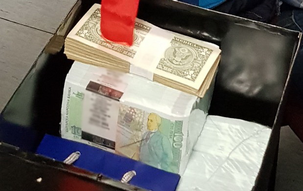 МВР показа дебелите пачки, конфискувани от разбитата банда за данъчни измами (СНИМКИ/ВИДЕО)