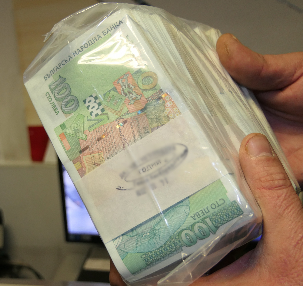 МВР показа дебелите пачки, конфискувани от разбитата банда за данъчни измами (СНИМКИ/ВИДЕО)