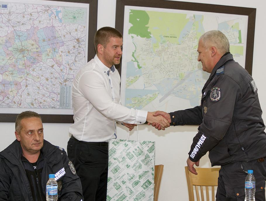 Ето ги полицаите, които озаптиха буйстващия пътник в автобуса от Стара Загора 