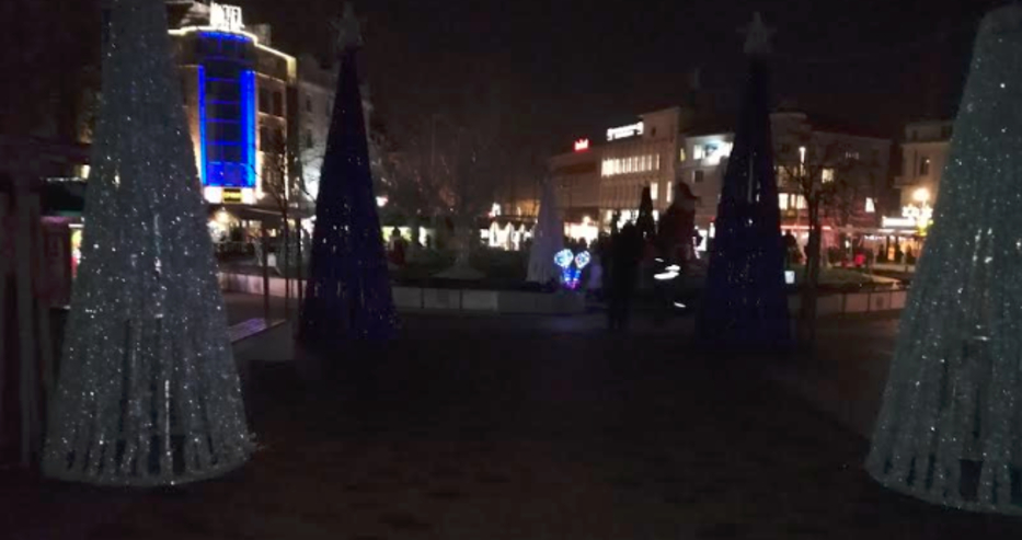 Разочарована майка на 3-годишно детенце попиля коледната украса във Варна 