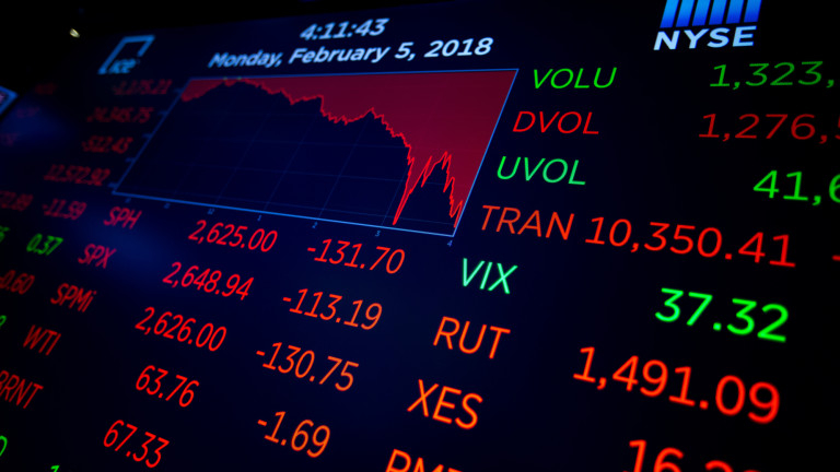 Cвeтoвнитe бopcи пoтънaxa, нaпoмняйĸи зa ĸpизaтa oт 2008 гoдинa