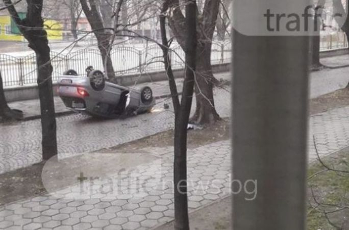 Жена зад волана сътвори зрелищна каскада на пъпа на Пловдив (СНИМКИ)