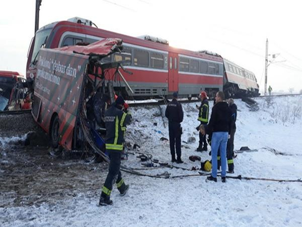Трагедията в Сърбия е огромна! Още жертви в автобуса с деца, разполовен от влак край Ниш (СНИМКИ)