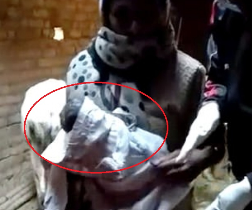 Ужасяващо! Полицаи спасиха като по чудо бебе висящо на пъпната си връв от обесената си майка (СНИМКИ 18+)