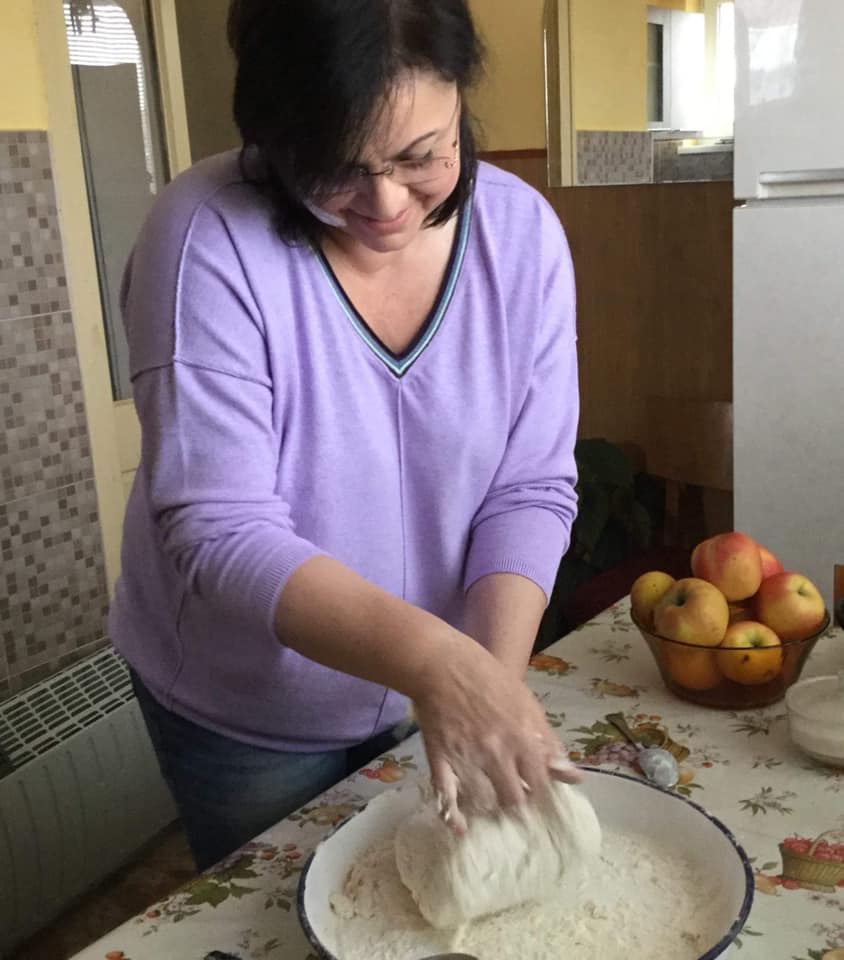 Първо в БЛИЦ! Корнелия Нинова показа как се готви за Бъдни вечер, запретна ръкави и... (СНИМКИ)