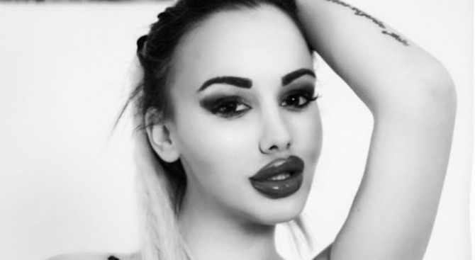 Скандалната моделка Кристин Каменова се пусна чисто гола навръх Бъдни вечер (СНИМКА 18+)