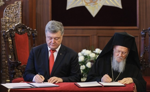 Вартоломей си призна какво е взел от Порошенко, за да даде автокефалия