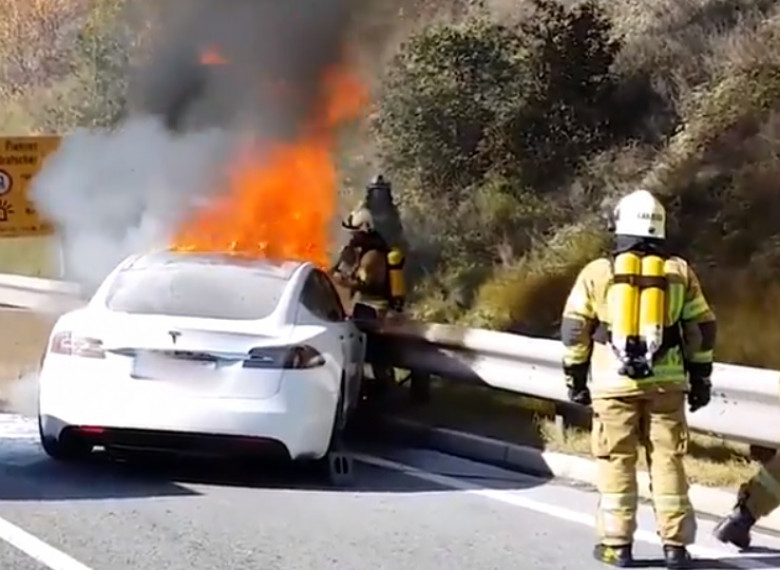 Безвредни ли?! Tesla Model S гори и бълва страшни отрови, 35 пожарникари я гасят с над 11 тона вода и пак пламва! (СНИМКИ/ВИДЕО)