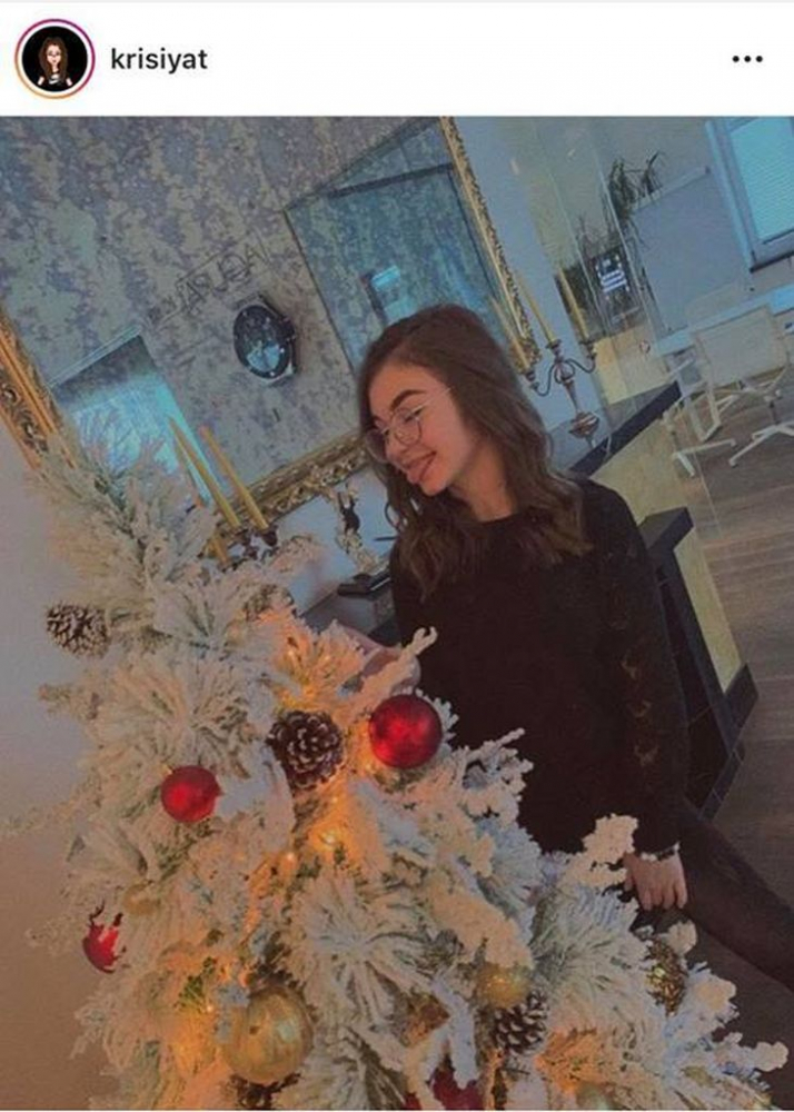 Първо в БЛИЦ! Крисия се премени в черно и започна да се кипри до... (СНИМКИ)