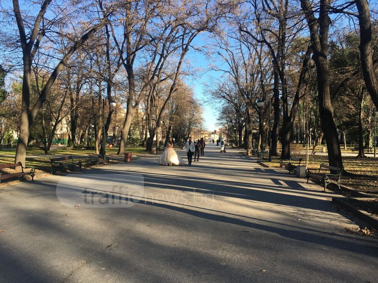 Красива ромска булка, накичена със злато, прикова погледите на пловдивчани (СНИМКИ)