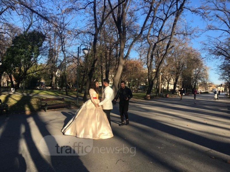 Красива ромска булка, накичена със злато, прикова погледите на пловдивчани (СНИМКИ)